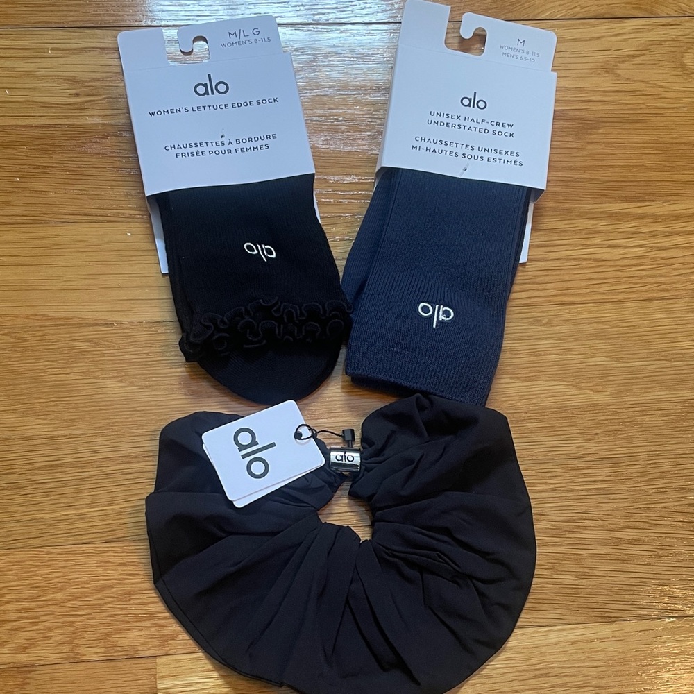 NWT New with Tags ALO Yoga Socks and Scrunchie Set - Picture 2 of 5